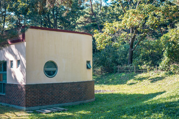 a pretty building with a nice atmosphere in the park