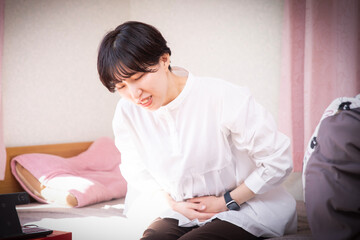 体調不良の女性　woman in poor health