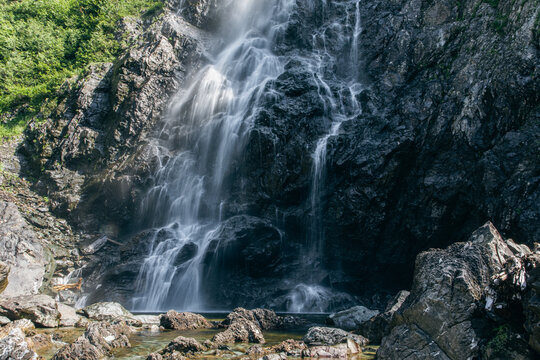 vue du d&eacute;tail d'une grande chute dans la for&ecirc;t lors d'une journ&eacute;e d'&eacute;t&eacute; ensoleill&eacute;e 