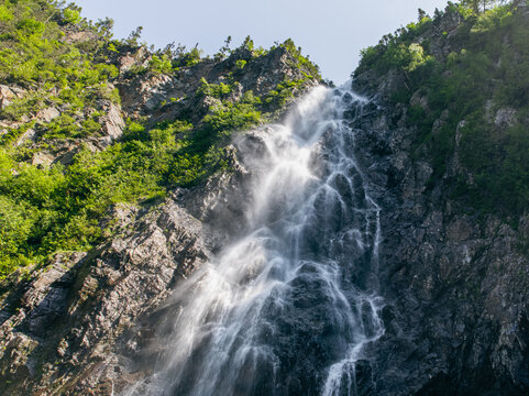 vue du haut d'une grande chute dans la for&ecirc;t lors d'une journ&eacute;e d'&eacute;t&eacute; ensoleill&eacute;e 