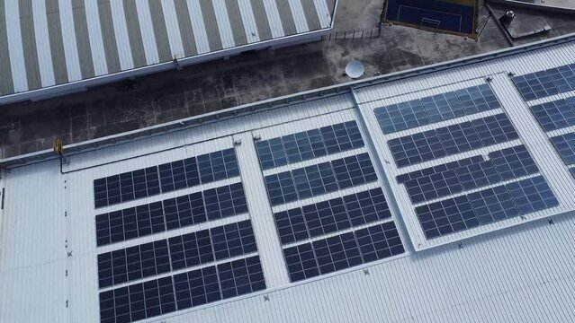 Paneles solares sobre el techo de un edificio en la ciudad, video a&eacute;reo  