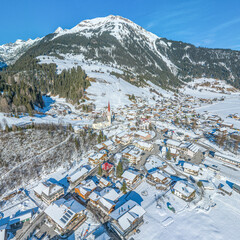 Winter im Tiroler Lechtal bei Holzgau, Blick über den Ort zur Jöchelspitze