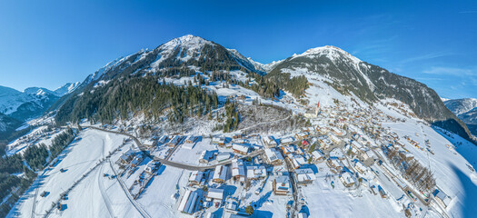 Panoramablick über das winterliche Tiroler Lechtal bei Holzgau