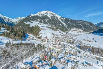 Winter im Tiroler Lechtal bei Holzgau, Blick über den Ort zur Jöchelspitze