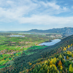 Fototapeta na wymiar Romantischer Herbstnachmittag im Ostallgäu, Blick vom Falkenstein über den Weißensee nach Füssen