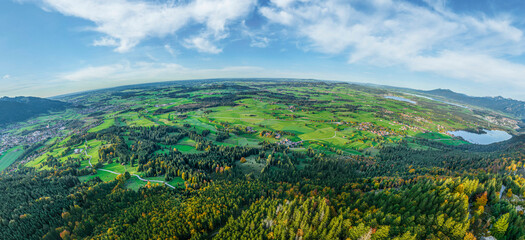 Obraz premium Herrlicher Ausblick ins abendliche ostallgäuer Alpenvorland vom Falkenstein bei Pfronten