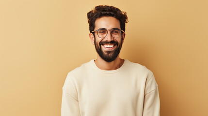 Obraz premium A man with a beard smiling happily on a cream background