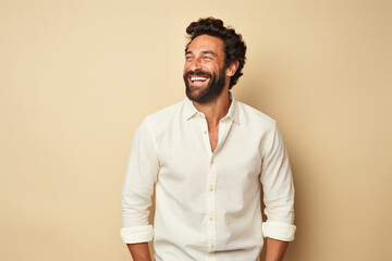 Obraz premium A man with a beard smiling happily on a cream background