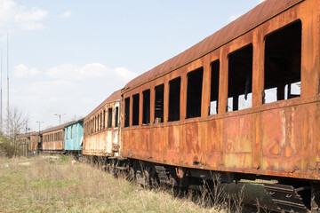Obraz premium Old rusty cars standing in the abandoned depot