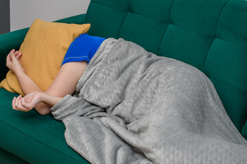Osoba z zaburzeniami snu odsypia w dzień na kanapie w salonie  - obrazy, fototapety, plakaty