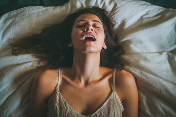 Femme allongée sur un lit éprouvant du plaisir - obrazy, fototapety, plakaty