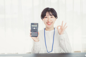 計算機　事務　OL 経理　会社員　woman using a calculator - obrazy, fototapety, plakaty