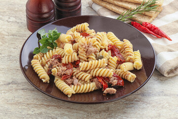 Pasta with tuna and tomato