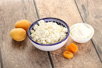 Cottage cheese with apricot and cream