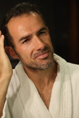 Fototapeta premium Dojrzały mężczyzna nakładający krem na twarz. SINY CARE.