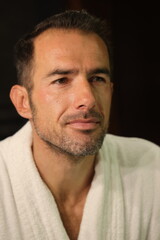 Obraz premium Dojrzały mężczyzna nakładający krem na twarz. SINY CARE.