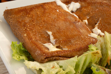 crêpe au jambon et fromage dans une assiette
