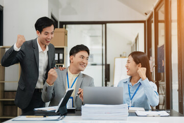 Those who work hard, win in the conference room new startup project