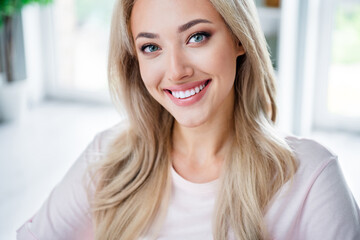 Photo portrait of lovely young lady toothy smile charming employee working modern workplace room home design dressed white t-shirt