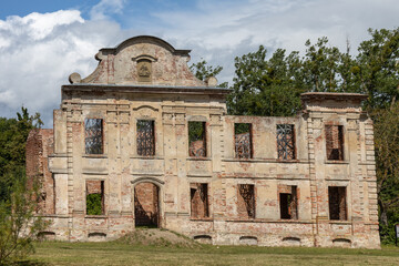 Fototapeta na wymiar Ruiny starego pałacu Starogard