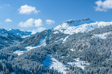 Ausblick auf das Wahrzeichen des Kleinwalsertals, den Hohen Ifen an einem traumhaften Wintertag