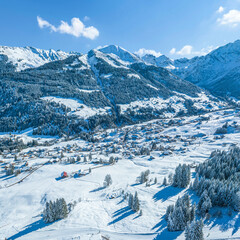 Winter im Kleinwalsertal bei Hirschegg, Blick &uuml;ber das verschneite Dorf in die Allg&auml;uer Alpen