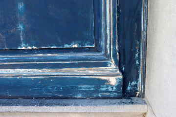 Alte blaue Tür, für die neue Lackierung abgeschliffen - obrazy, fototapety, plakaty
