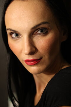 Portret brunetki w czarnej koszulce. Zadbana twarz kobiety. Well-groomed female face.

