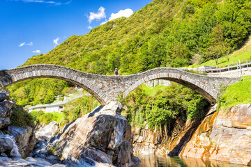 Bögen der Verzasca-Brücke Ponte dei Salti im Tessin