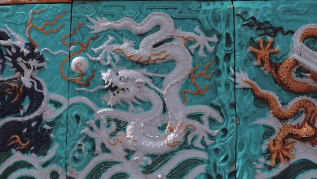 中華風の龍の壁画