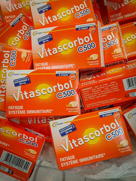 Vaison la Romaine, Vaucluse, France - 06102023 : Pr&eacute;sentoir, dans une pharmacie, de boites de cachets de vitamine c de marque Vitascorbol, en gros plan