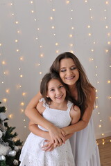 mãe e filha juntas em demonstração de amor, alegria e afeto em clima de natal