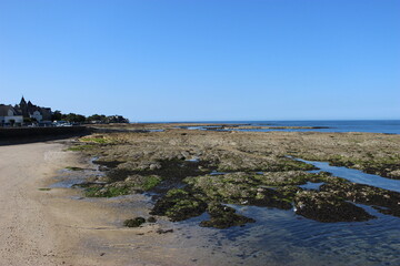 Piriac-sur-mer : plage et rochers de la pointe des Caillonis à marée basse