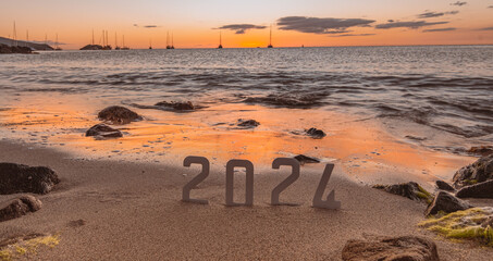 Bonne année 2024 : Concept de nouvelle année 2024 avec un lever de soleil sur une plage des...