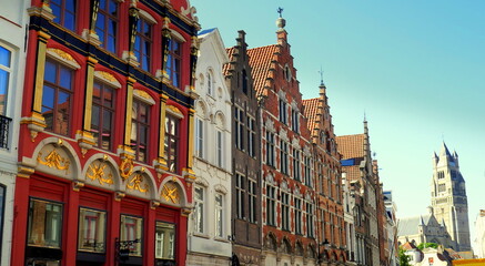 elegante Einkaufsstraße in Brügge mit mittelalterlichen Hausfassaden unter blauem Himmel