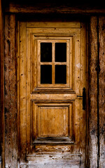 Fototapeta na wymiar alte Holztür in einem Blockhaus