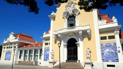 herrschaftlicher Carlos Lopes Pavillon im Edward VII Park in Lissabon mit gelber Fassade,...