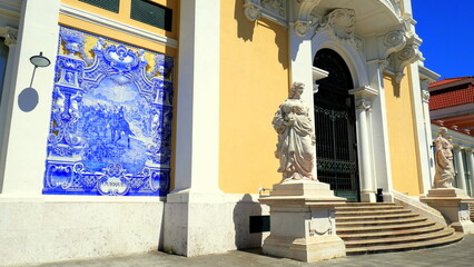 herrschaftlicher Carlos Lopes Pavillon im Edward VII Park in Lissabon mit gelber Fassade,...