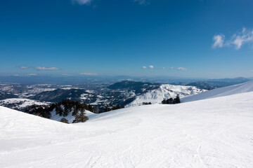 Obraz premium Breathtaking scenery on the snowy slopes of Vasilitsa ski center, Grevena, Greece