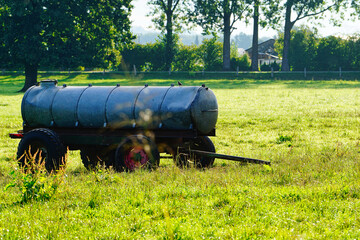 Wagentränke für Kühe, Tiere auf der Weide im sommerlichen ländlicher Umgebung.