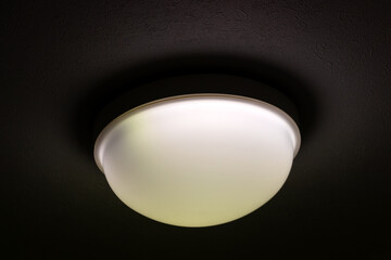 暗い部屋で光る天井の照明器具