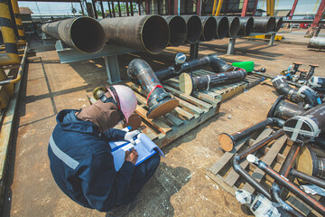 Male worker inspection visual pipeline - obrazy, fototapety, plakaty
