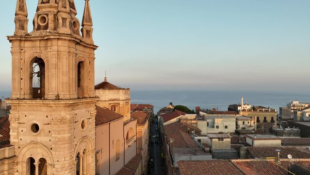 Tramonto sul centro storico di Acireale costruito ai piedi dell'Etna. Sicilia, Italia.
Ripresa aerea panoramica della citt&agrave; siciliana, famosa meta turistica. 
