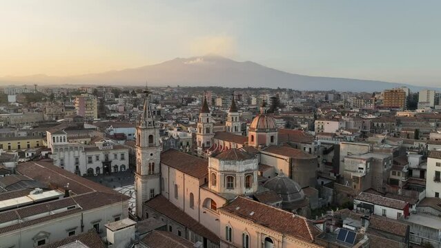 Tramonto sul centro storico di Acireale costruito ai piedi dell'Etna. Sicilia, Italia.
Ripresa aerea panoramica della citt&agrave; siciliana, famosa meta turistica. 

