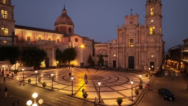 Acireale di notte, la Basilica in piazza del Duomo. Sicilia, Italia.
Ripresa aerea notturna del centro storico di Acireale, meta turistica della Sicilia. 