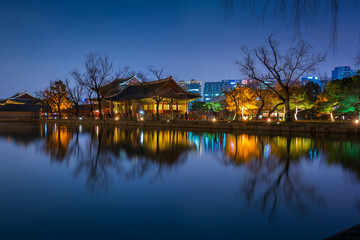 Obraz premium Gyeongbokgung Palace at night is beautiful, Seoul, South Korea.