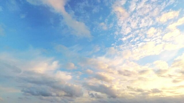 stimmungsvoller Himmel mit vorbeiziehenden Wolken im Zeitraffer, Sonnenaufgang, Himmel mit Wolken