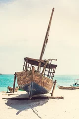 Crédence de cuisine en plexiglas Plage de Nungwi, Tanzanie Beautiful Zanzibar coast line. Wooden fisherman boats on sandy beach with blue water background, Zanzibar, Tanzania