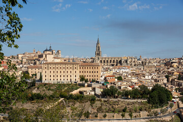 Obraz premium Distant view to the old city of Toledo