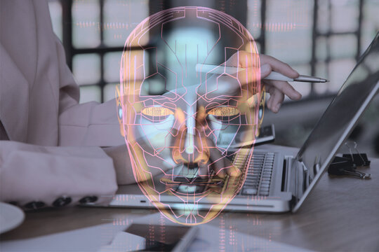 Mujer de negocios manejando su trabajo asistida con Inteligencia Artificial. Manos sobre laptop. Mano con bol&iacute;grafo. Silueta humanoide.